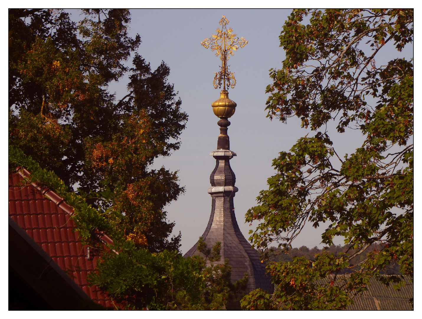 Goldfarbene Kirchenspitze vom Käppele