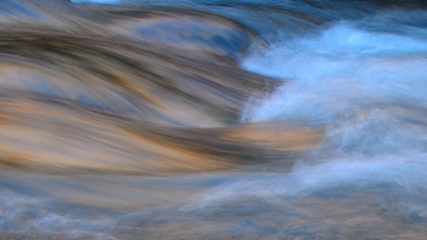 Goldfarbene Linien im Wasser