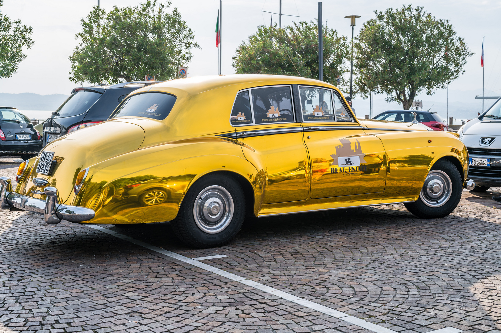 Goldfarbener Rolls-Royce als Spiegel