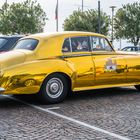 Goldfarbener Rolls-Royce als Spiegel