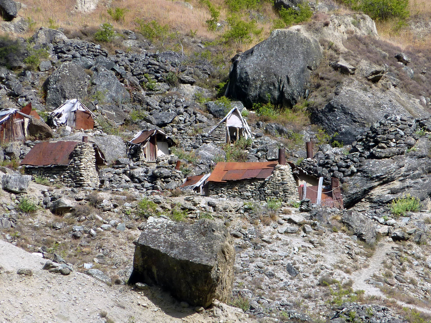 Goldgräberdorf in Stein und Fels