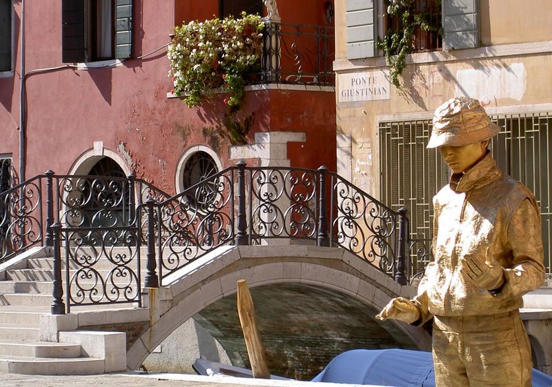 Goldige Skulptur in Venedig