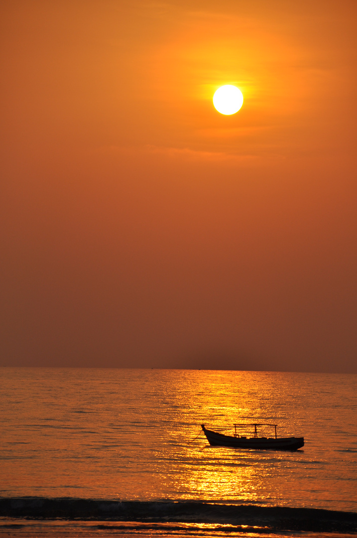 Goldiger Sonnenuntergang am Meer