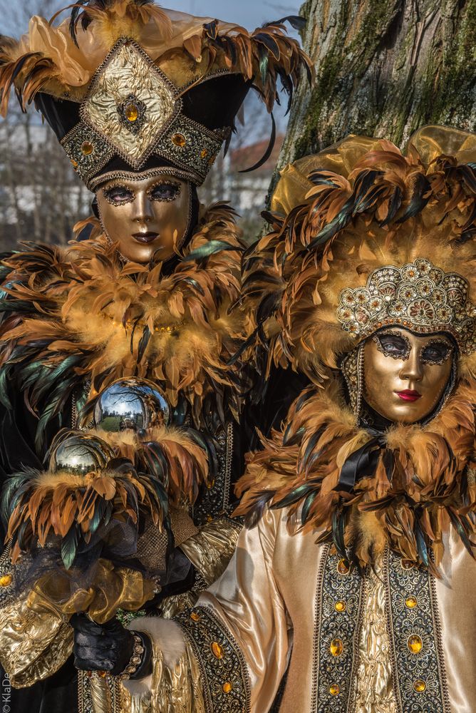 Goldmasken im Park