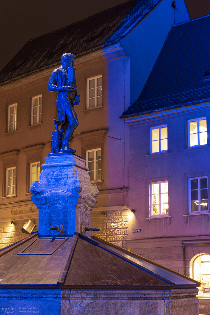 Goldschmiedebrunnen in Blau