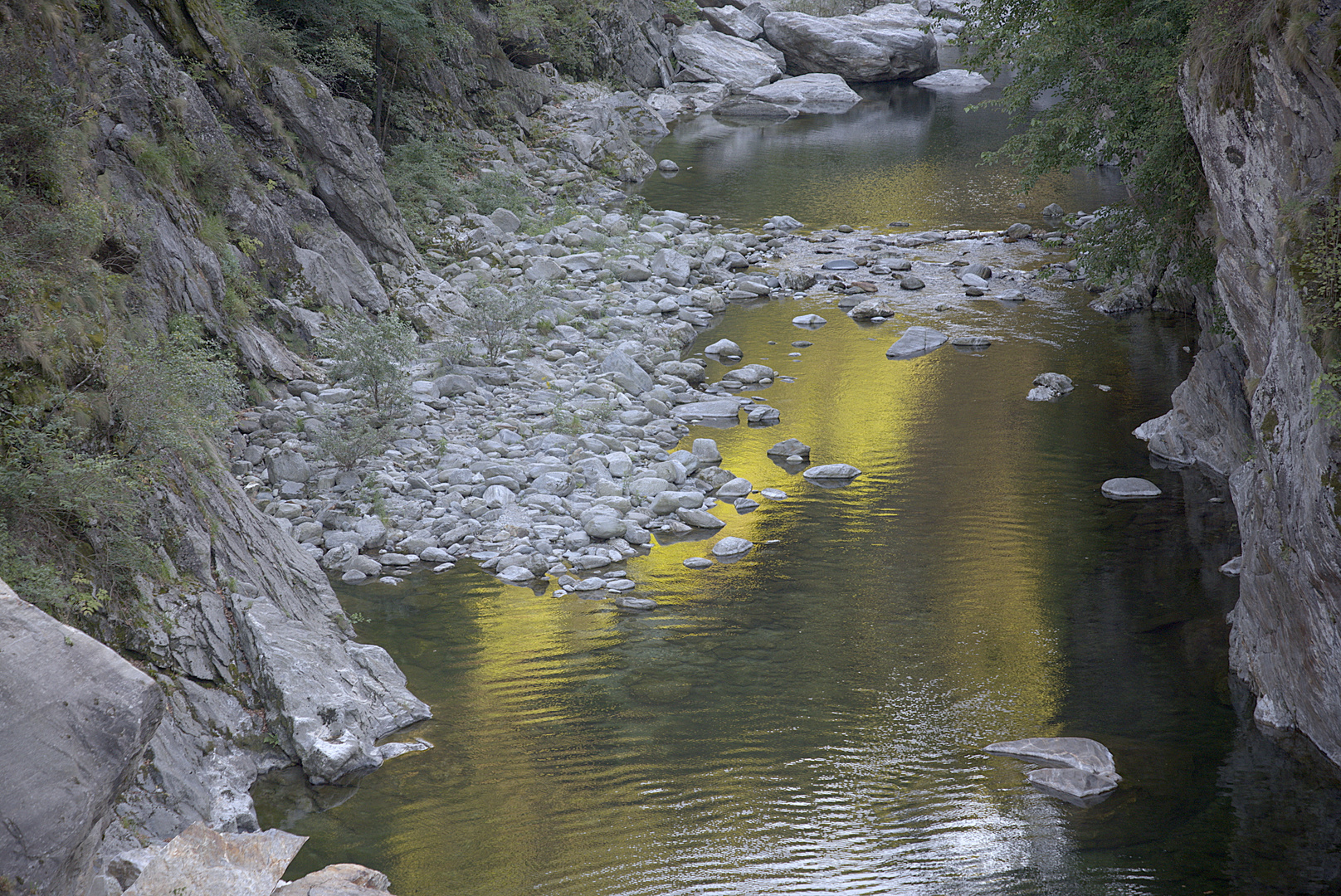 Goldstrand am Wildwasserfluss