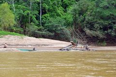 Goldwäscher auf dem Rio Tambopata in Peru