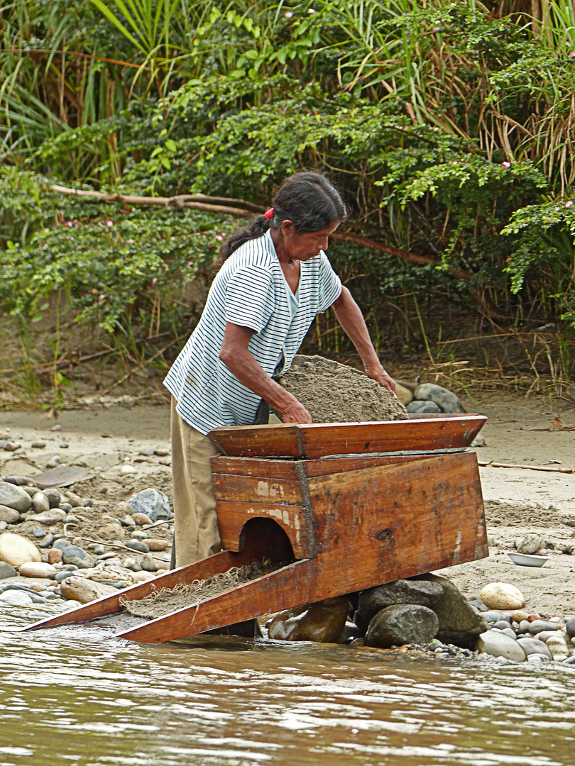 Goldwäscherin am Rio Napo, Amazonas