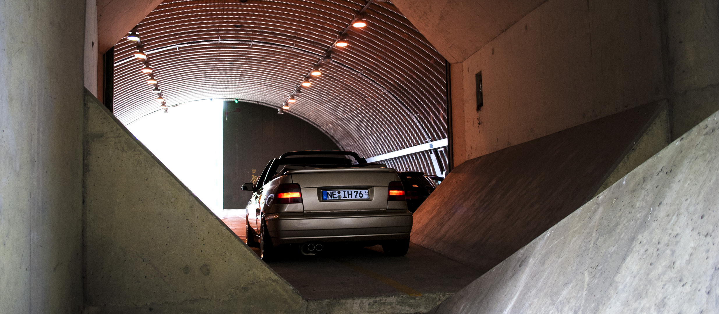 Golf 3 Cabrio im Militärhangar - Heckansicht