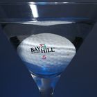 Golfball im Martiniglas