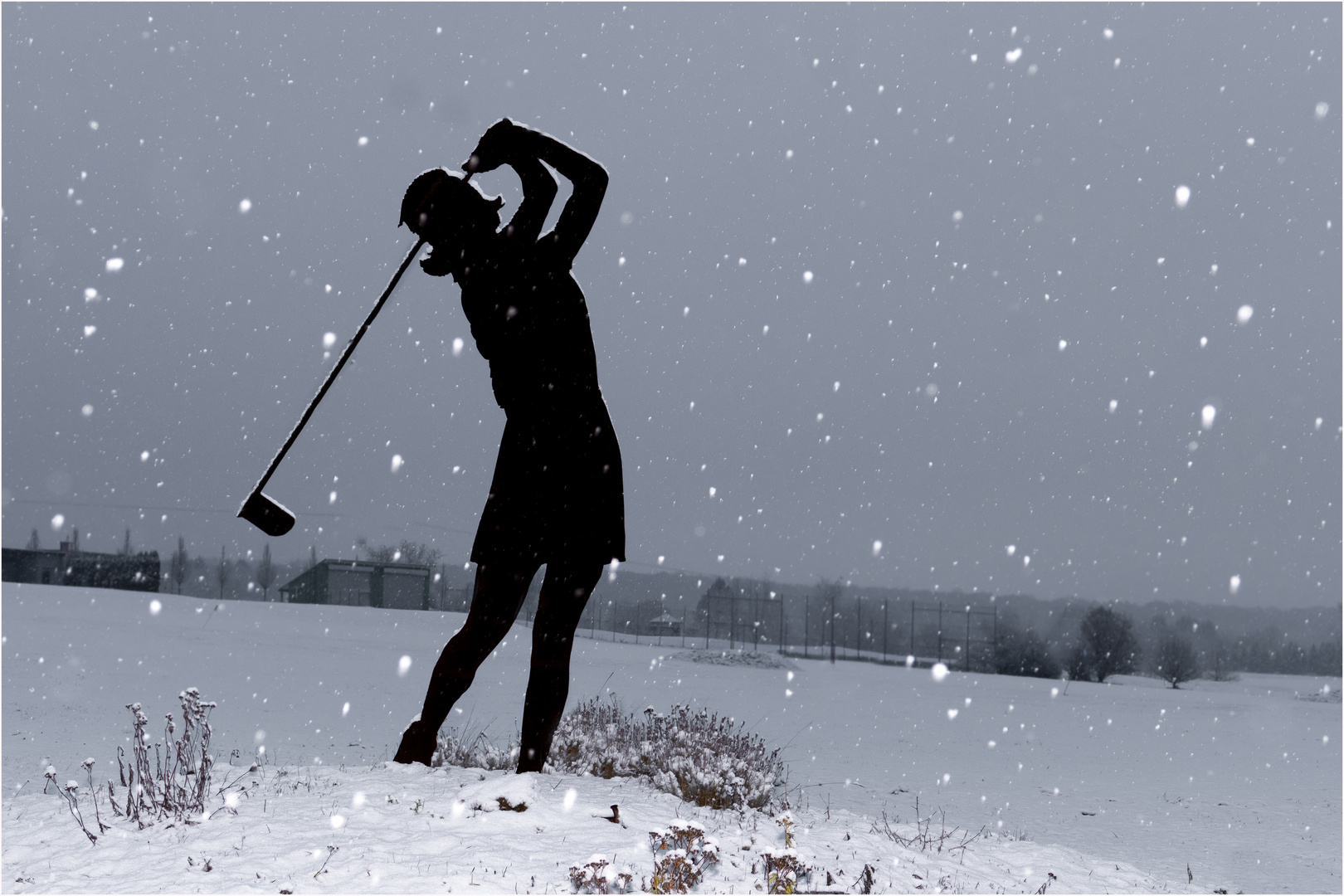 Golferin im Schnee