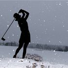 Golferin im Schnee