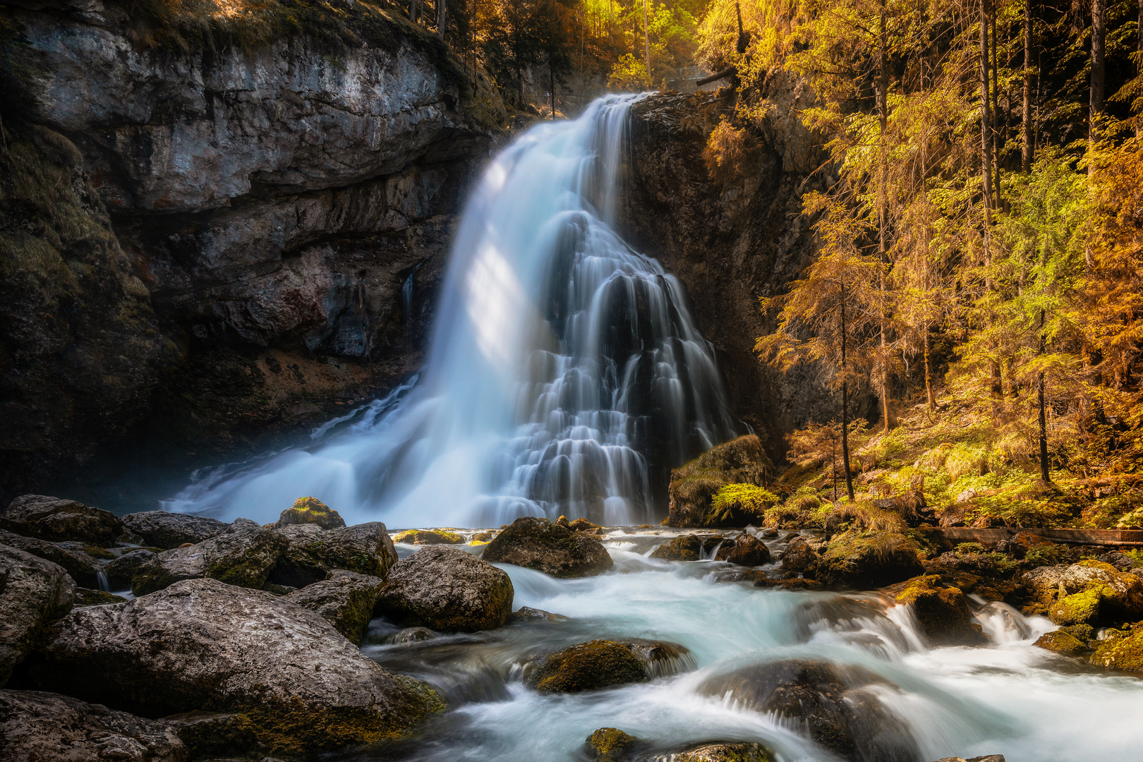 Gollinger Waterfall im herbstlichen Kleid