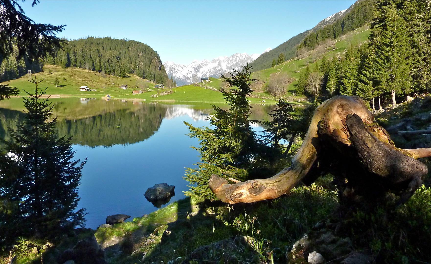 Golzernsee , Maderanertal ,im Frühling