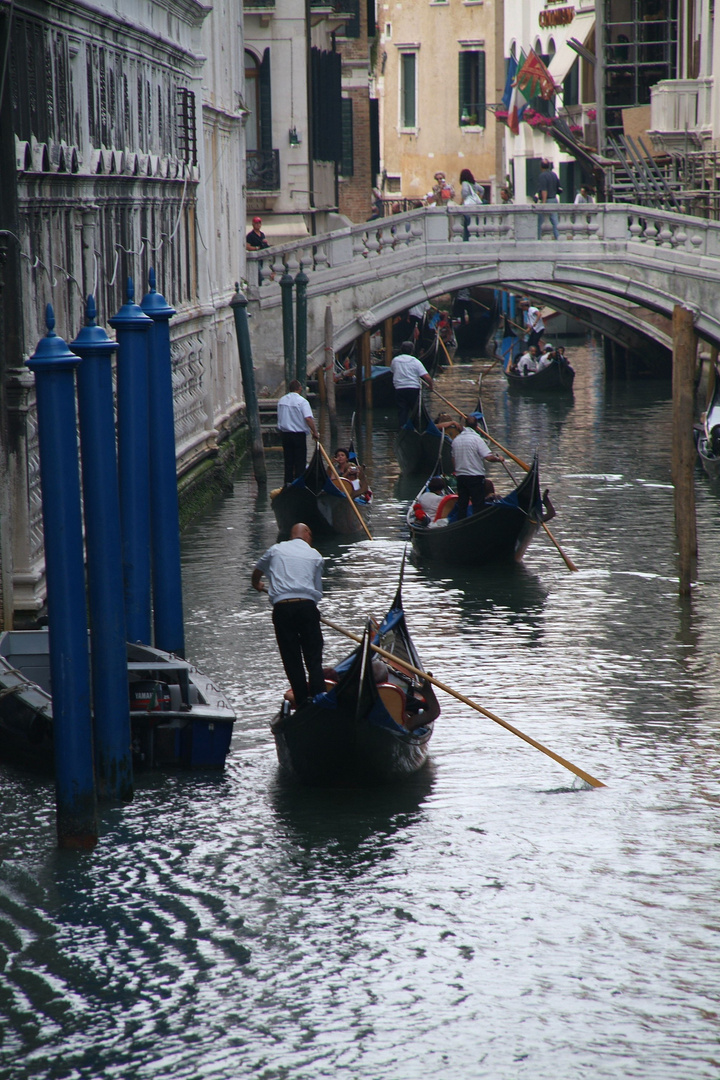 Gondel-Stau unter der "Seufzerbrücke"