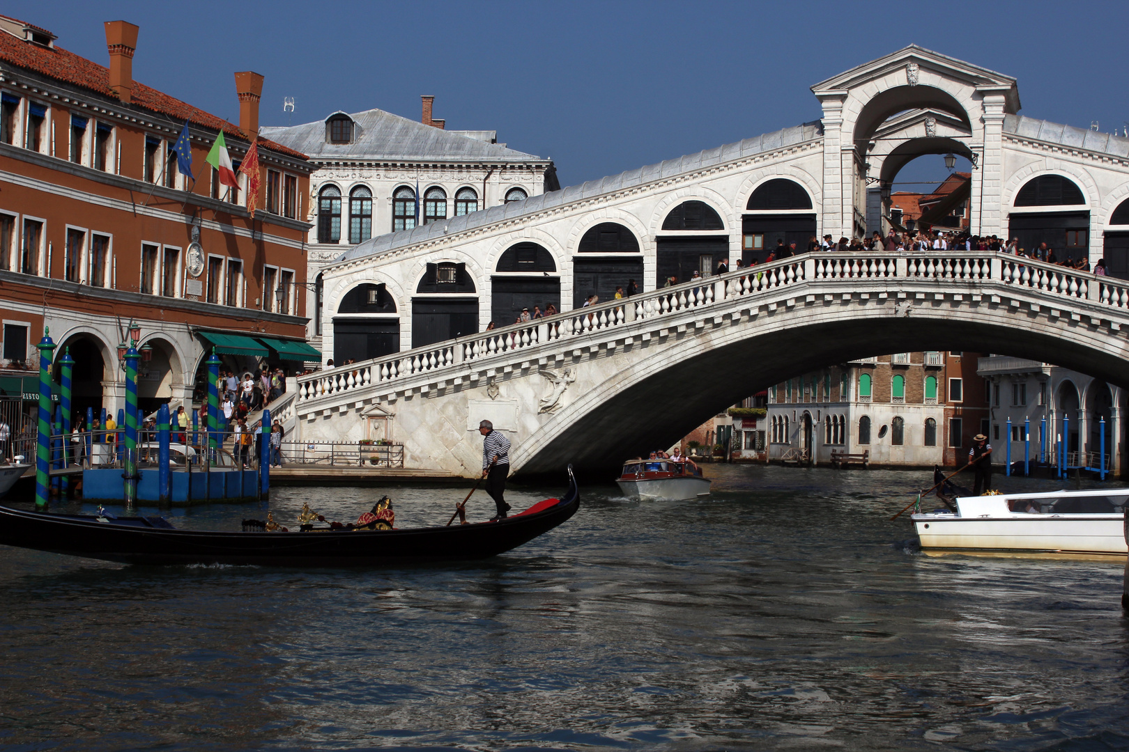 Gondel vor der Rialto Brücke