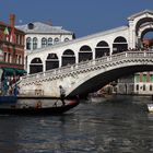 Gondel vor der Rialto Brücke