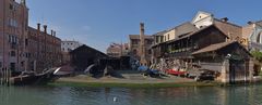 Gondelbauer mitten in Venedig 