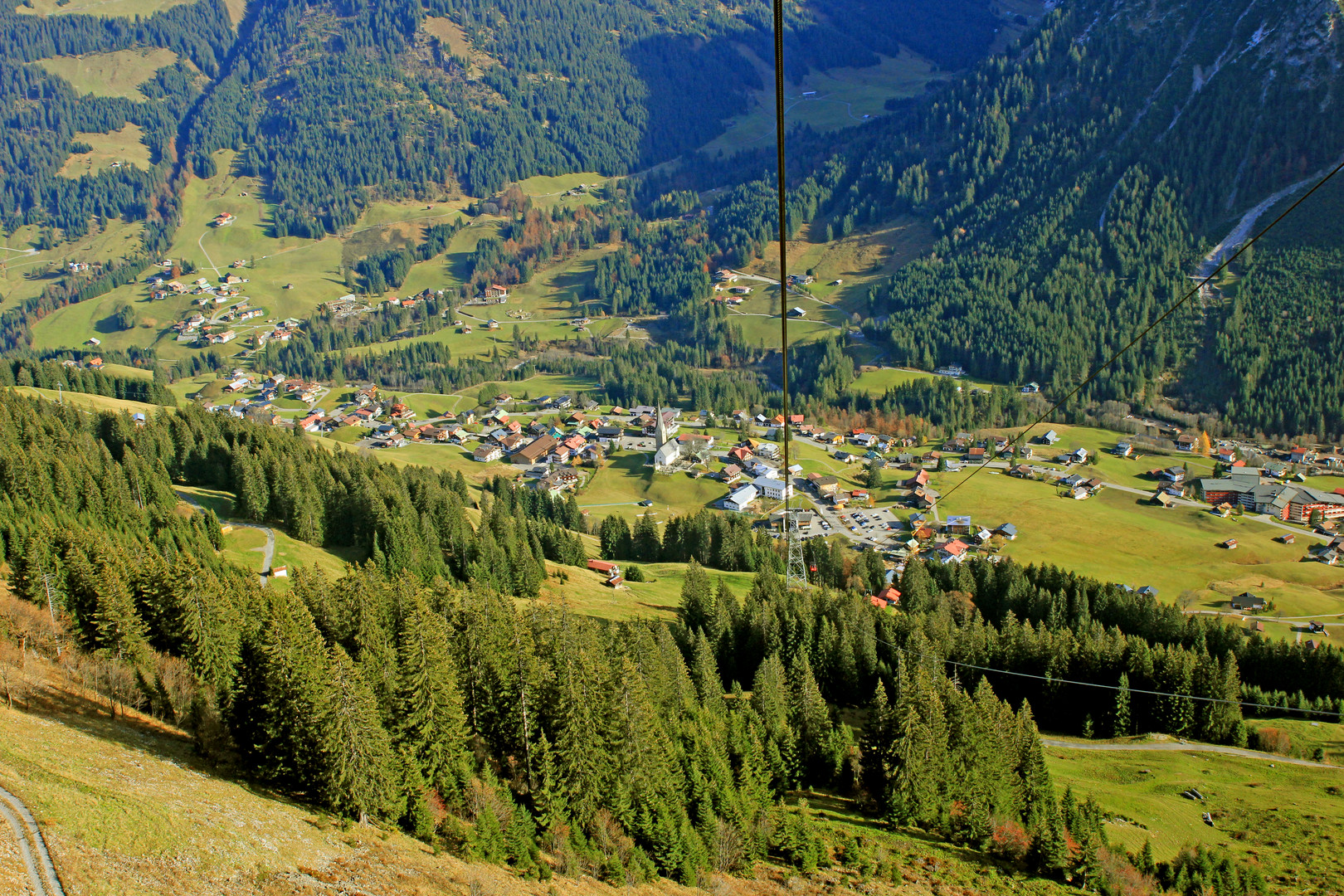 Gondelfahrt von der Bergstation Walmendingerhornbahn talabwärts (Österreich)