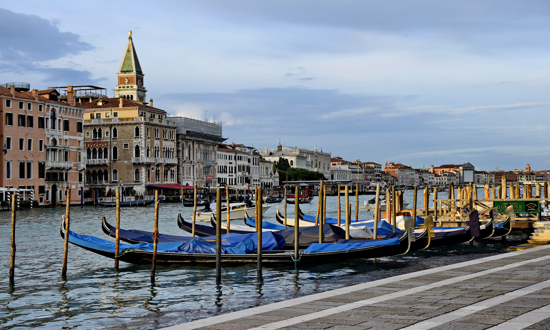 Gondeln auf dem Canal Grande