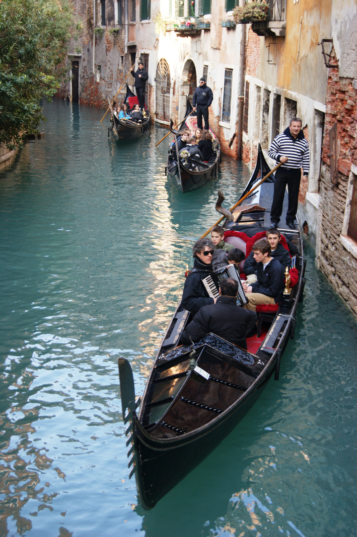 Gondeln durch Venedig