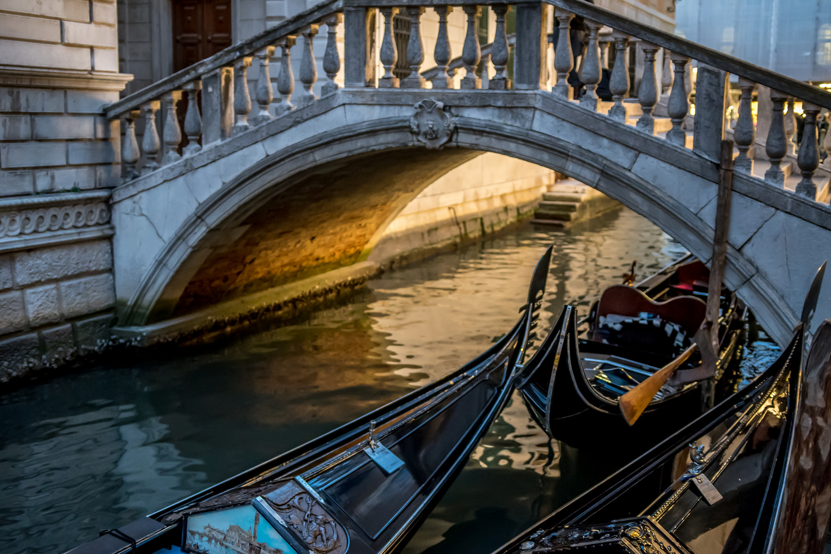 Gondeln in Venedig nach Sonnenuntergang