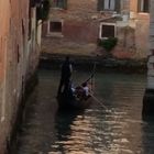 Gondola lungo un canale di Venezia