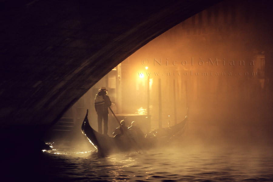 Gondola nella nebbia