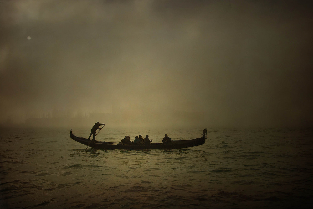 gondola tra la nebbia