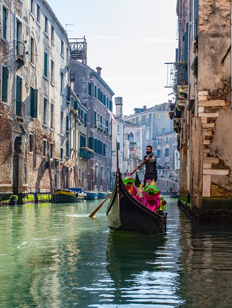 Gondoliere in Venedig mit Froschkönig als Fracht