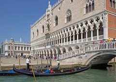 Gondoliere vor dem Dogenpalast, Venedig