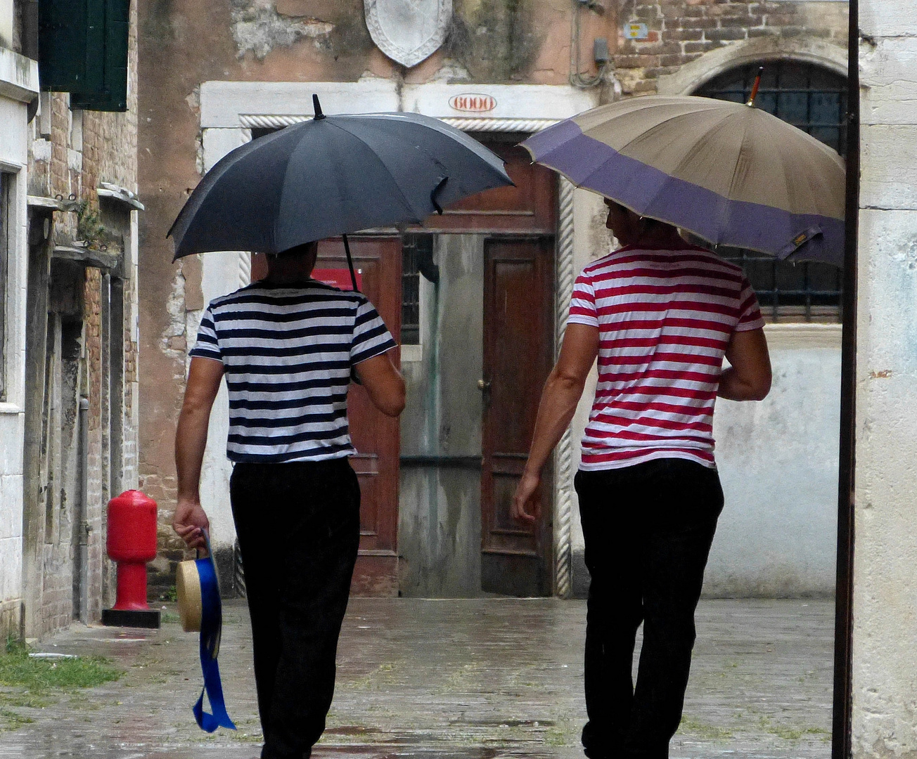 Gondoliers sous la pluie