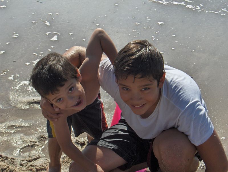 Gonzalo und Jorge machen viel spass am strand