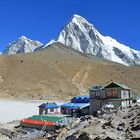 Gorak Shep (5180 m) mit Kala Pattar (5545 m) und Pumori (7161 m)