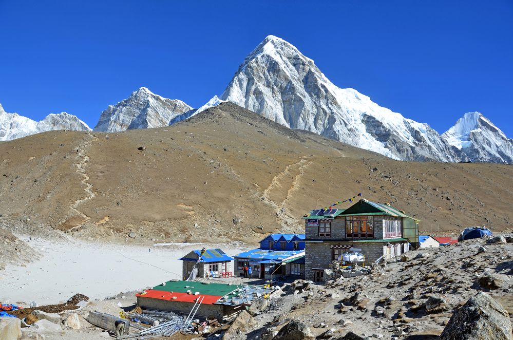 Gorak Shep (5180 m) mit Kala Pattar (5545 m) und Pumori (7161 m)