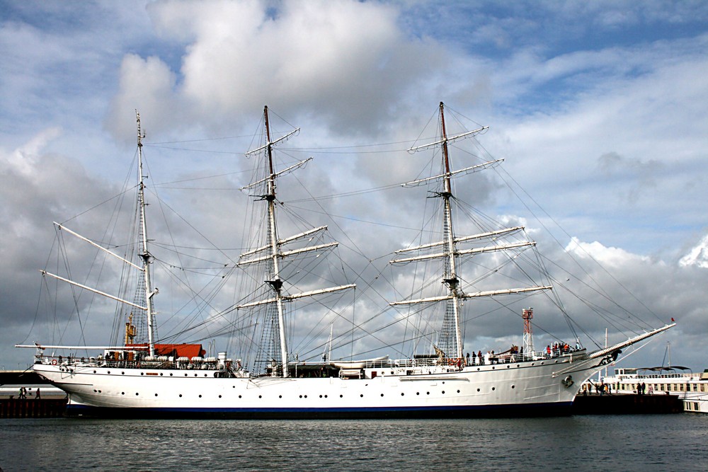 Gorch Fock 2 gesehen im Hafen von Strahlsund