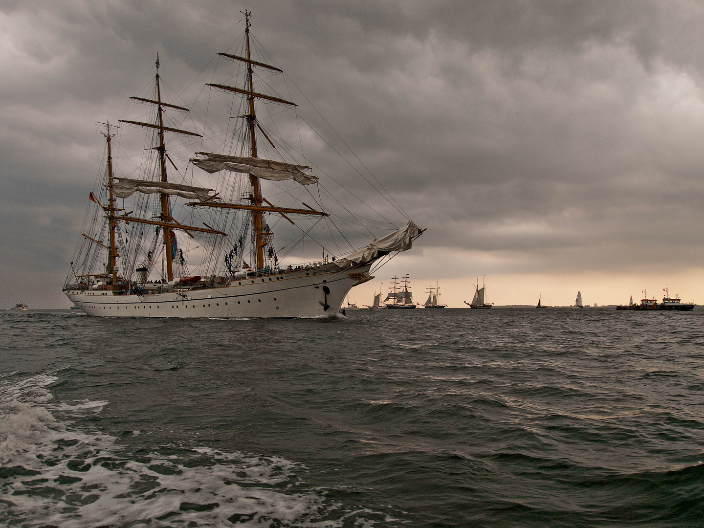 Gorch Fock beim Gewitter bei der Windjammerparade 2014