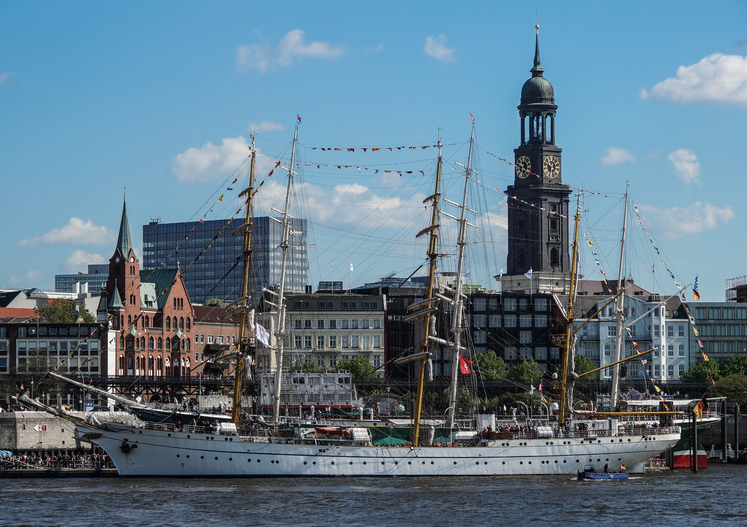 Gorch Fock beim Hafengeburtstag in Hamburg 2013