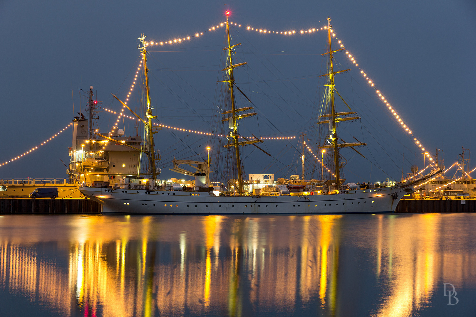 Gorch Fock beleuchtet in Kiel