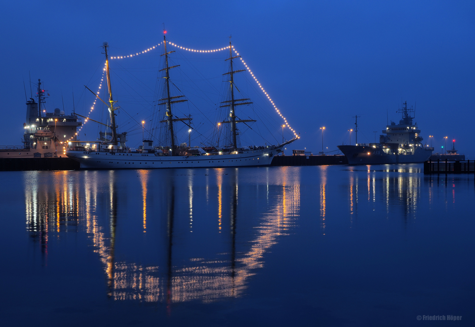 Gorch Fock beleuchtet_2