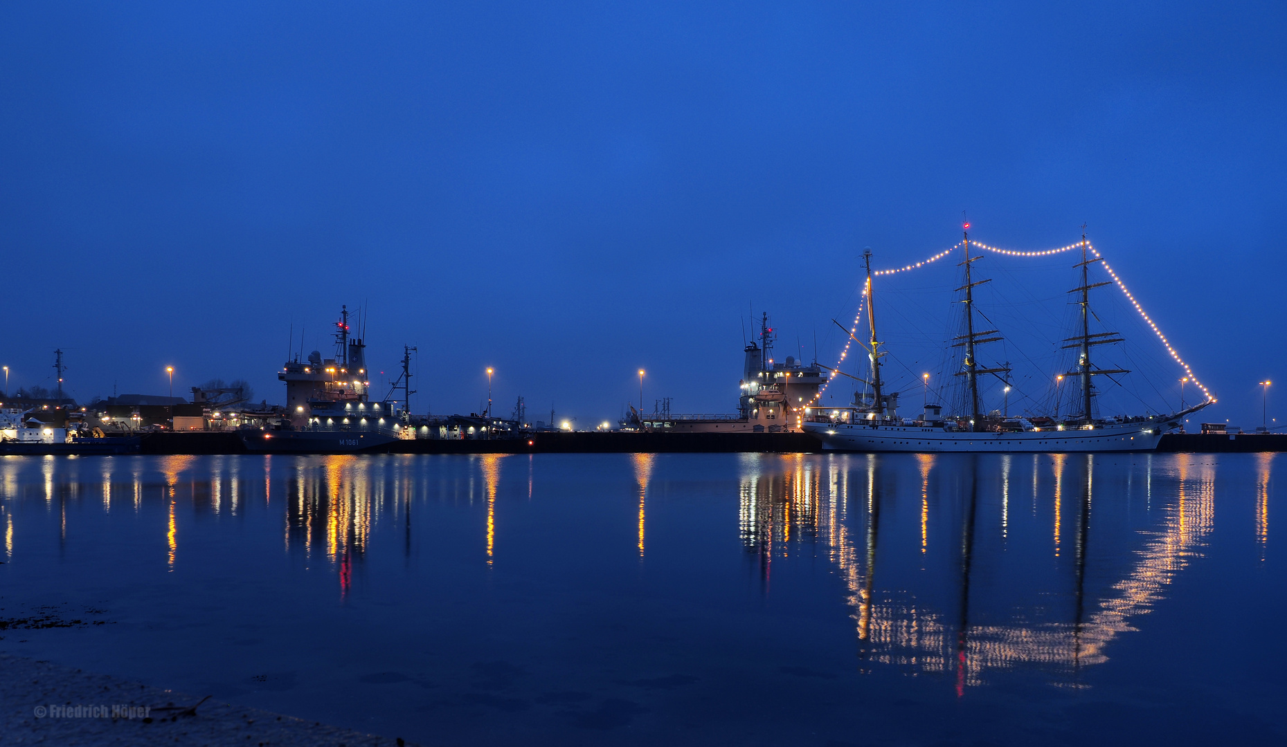 Gorch Fock beleuchtet_3