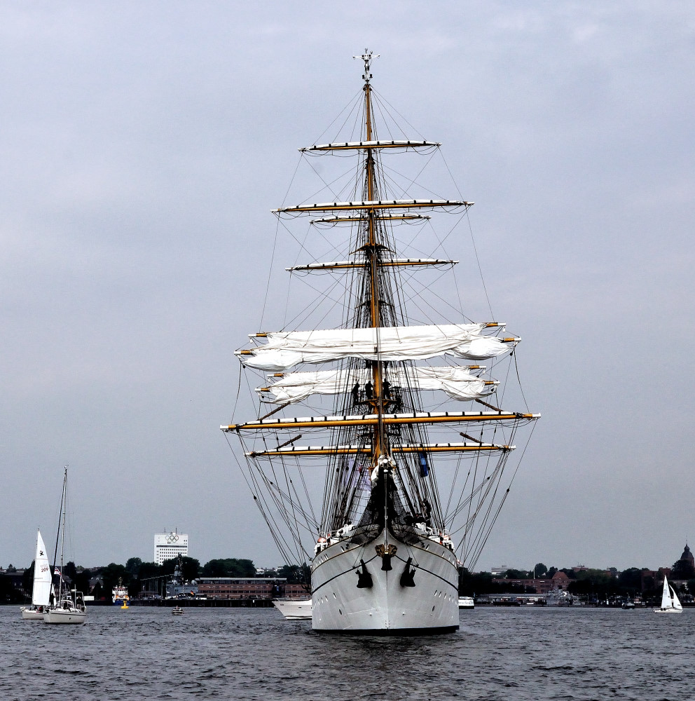 Gorch Fock ... fährt...