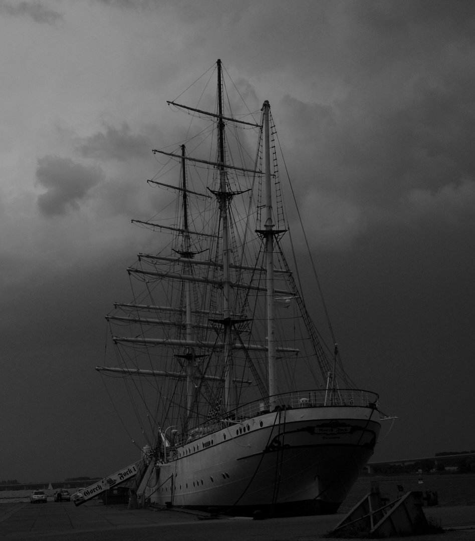 Gorch Fock I bei aufkommendem Gewitter