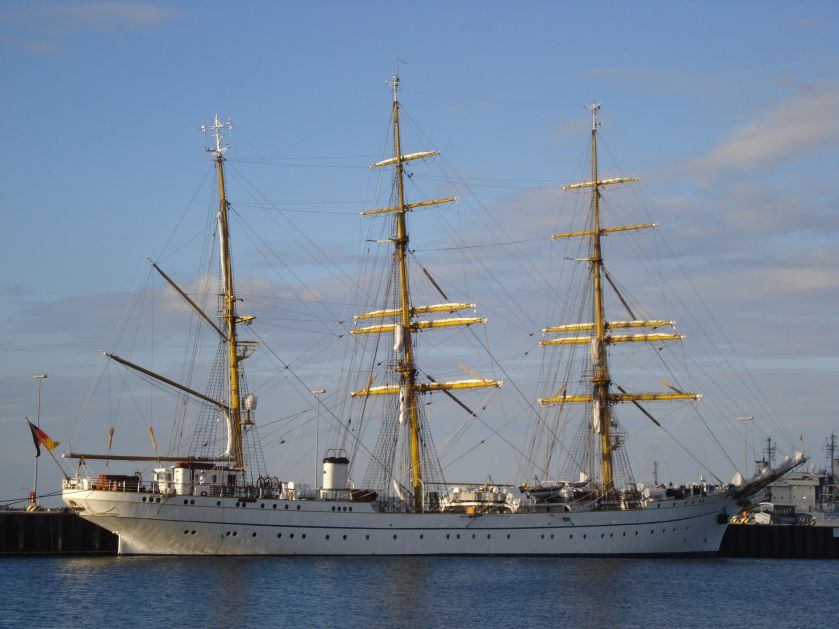 Gorch Fock in der Abensonne 2