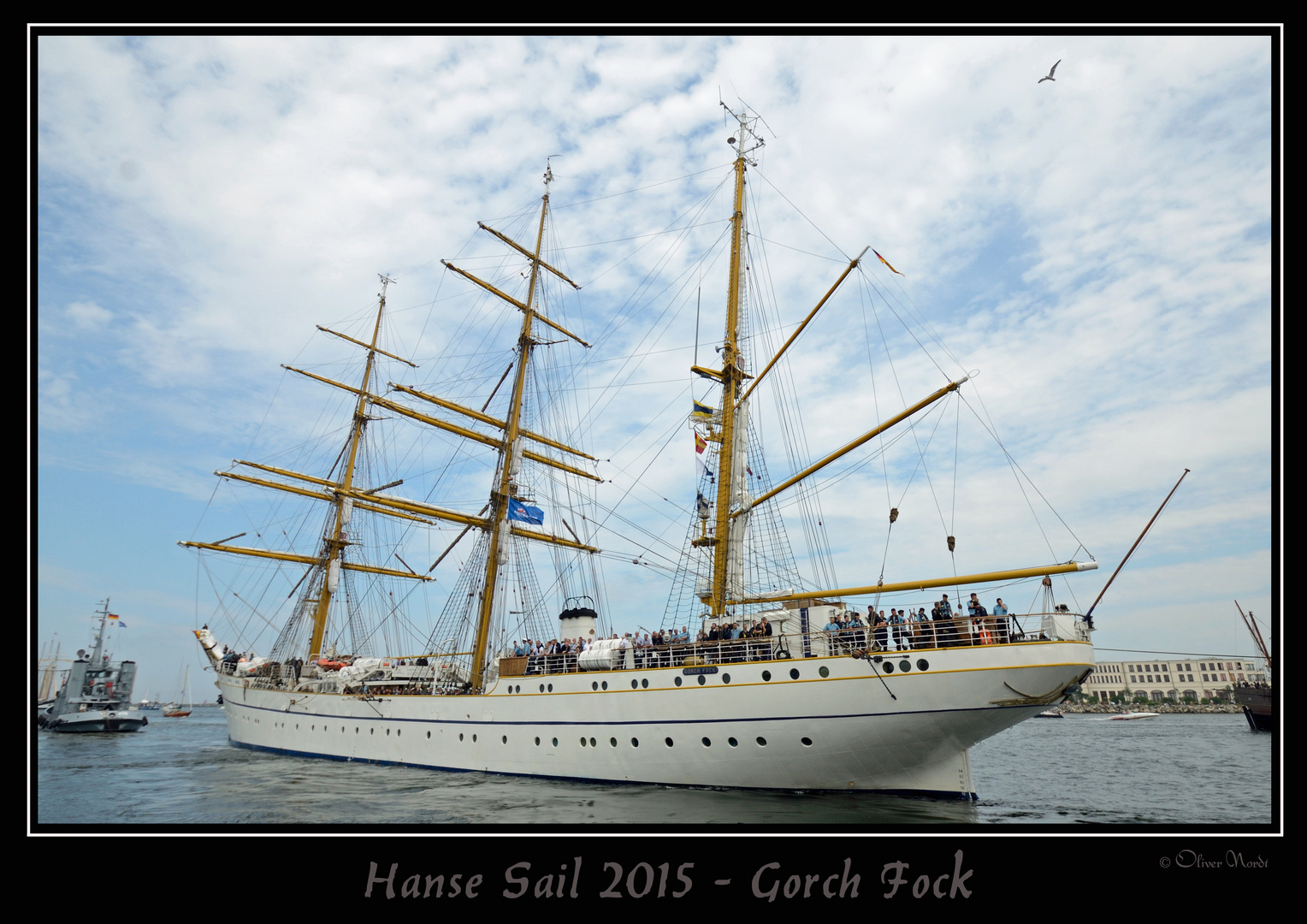 Gorch Fock legt im Hafen von Warnemünde, im Rahmen der Hans Sail 2015, an.