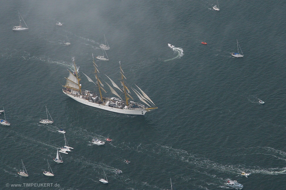 Gorch Fock mit Wolken