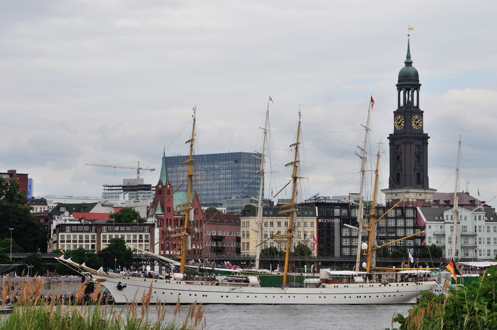 Gorch Fock vor der Überseebrücke in Hamburg