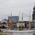 Gorch Fock vor der Überseebrücke in Hamburg