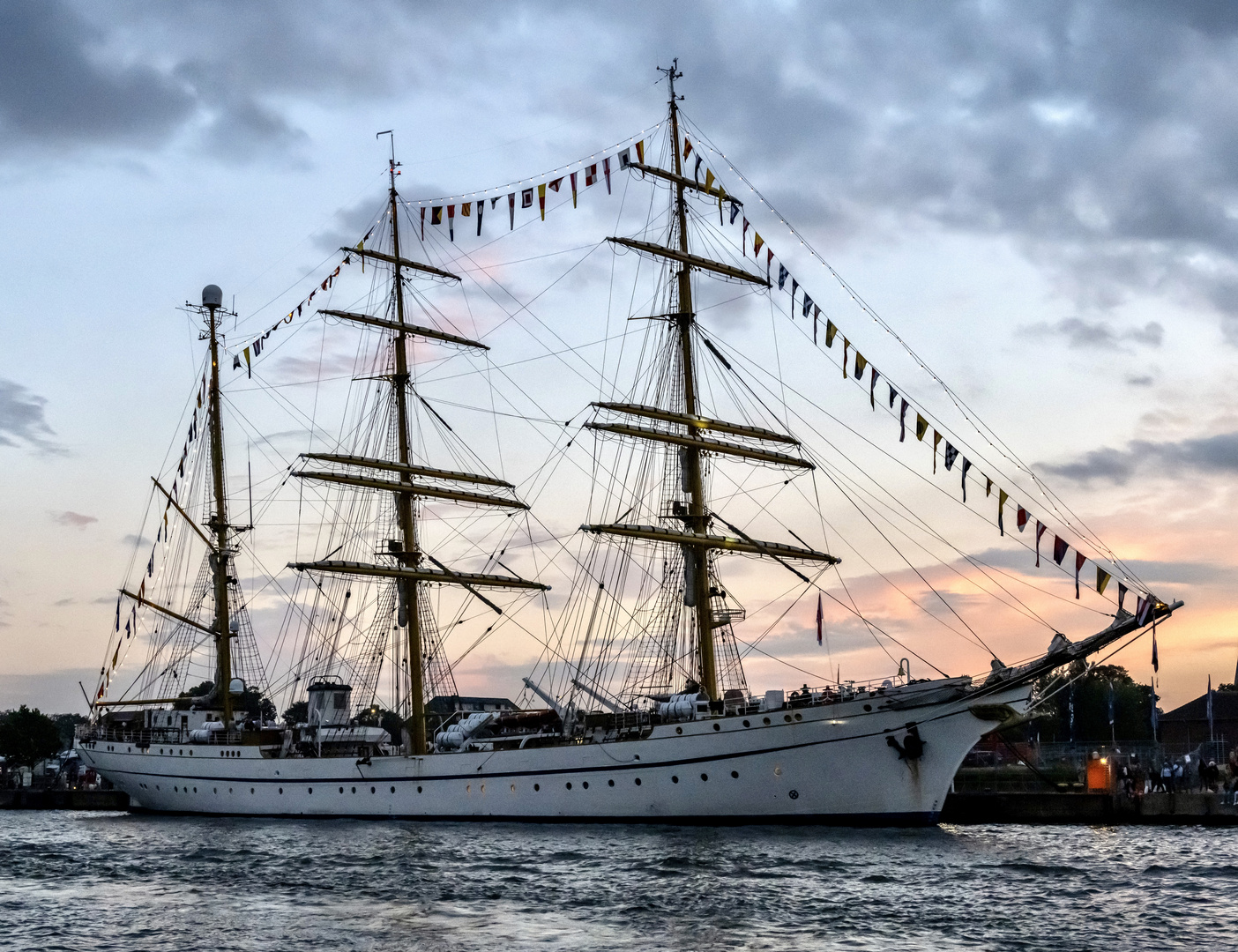 Gorch Fock zur blauen Stunde