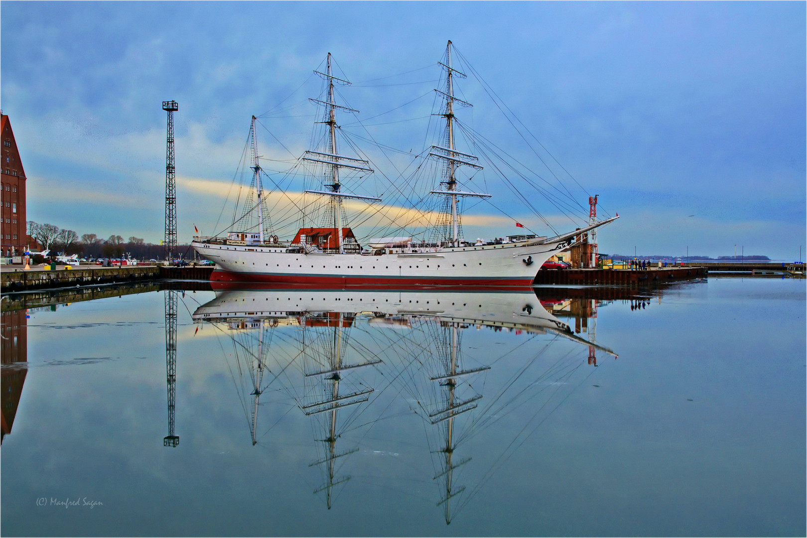 Gorch Fock1 - die  "alte Lady" schaut in den Spiegel...